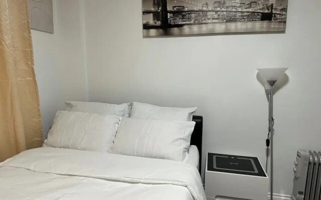 Stylish 1BR Apt w/ Fireplace & High-speed Wifi