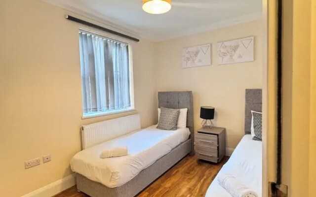 Stay Near Heathrow! Pristine, Convenient & Only 5 Mins to the Terminals