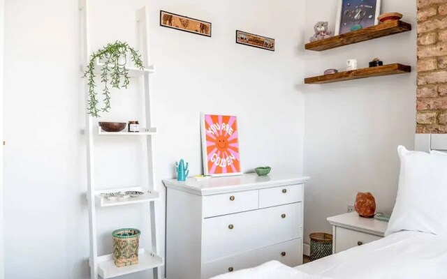 Chic and Cheerful Flat in Willesden Green