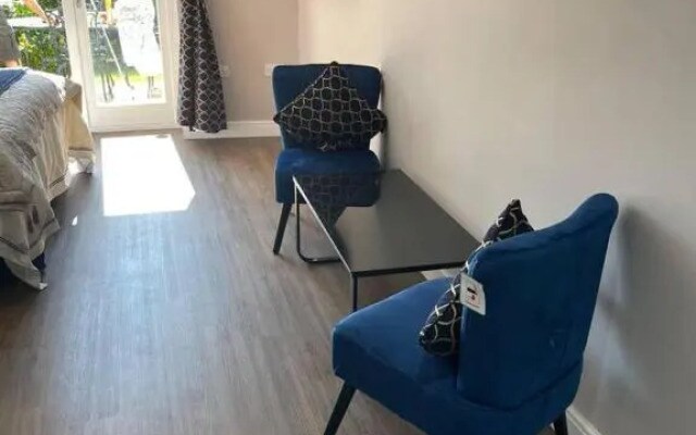 Immaculate 1-bed Studio With Outside Patio