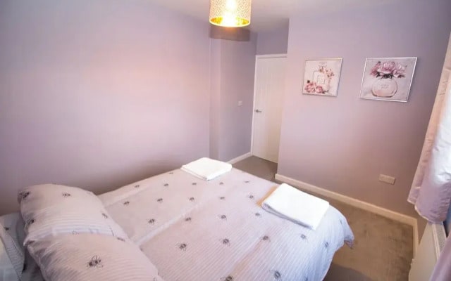 Spacious 3 Bed House - Newly Refurbished