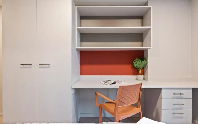 Central Modern 6BR APT With Fast Wifi Sleeps 6