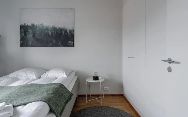 Modern 1BR Apt with Sauna, Balcony & Free Parking
