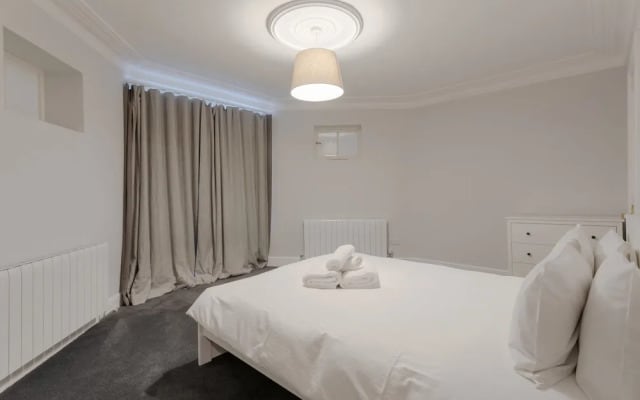 3 Bedroom House With Garden in Brondesbury