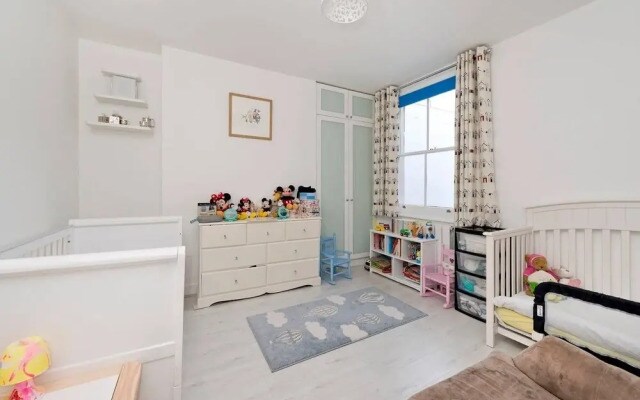 Bright & Spacious 5 Bed House in Charming Putney