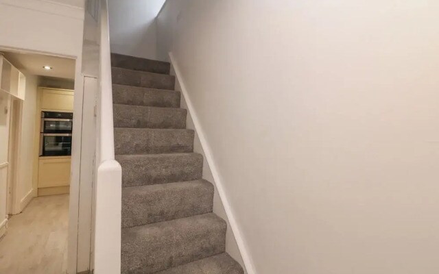 15 Calton View