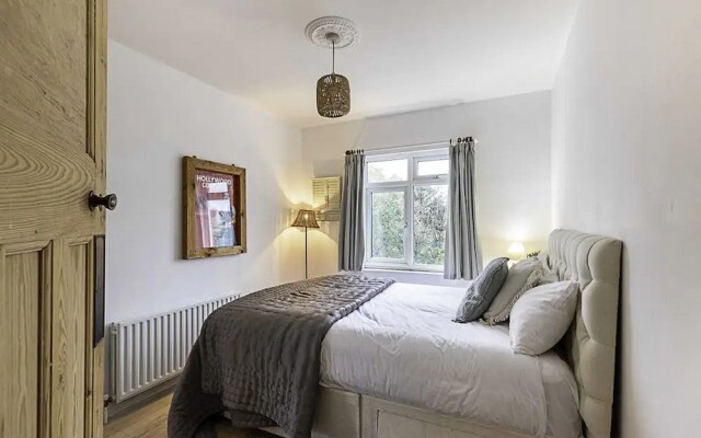 Gorgeous 4-bed Home With a Fireplace and Terrace