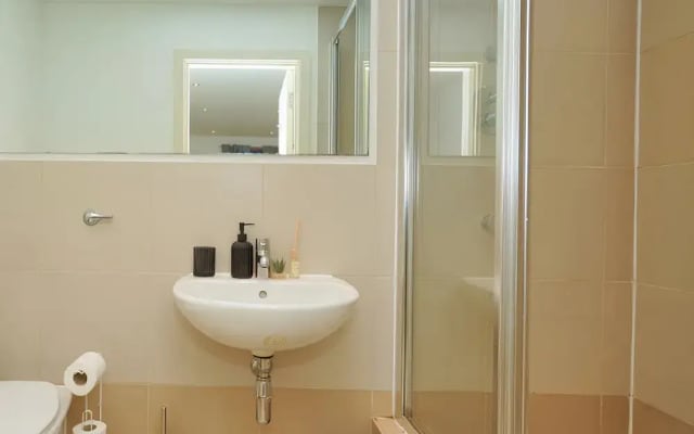 2 Bed Flat - Sleeps 6 - Parking - Wifi