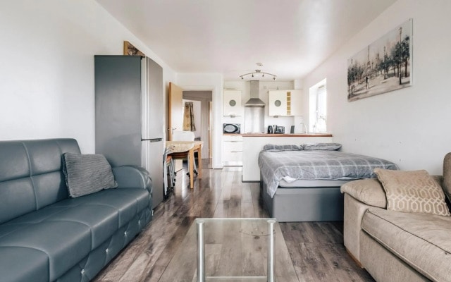 Lloyd St Apartment