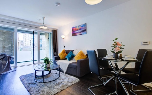 Modern Greenwich Flat With Parking