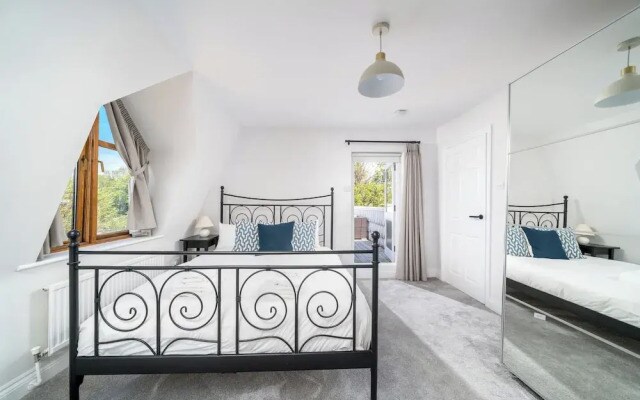 Chic 2BR Battersea Flat - Terrace & Pet-Friendly