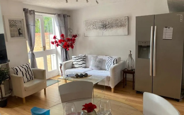 Riverside Townhouse with private Garden