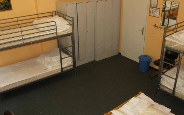 HappyGoLucky Hotel & Hostel