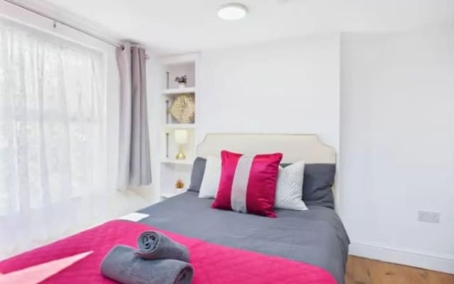 4BR London Home Piccadilly Line Sleeps 9