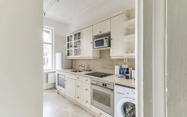 St. James / Westminster Apartment
