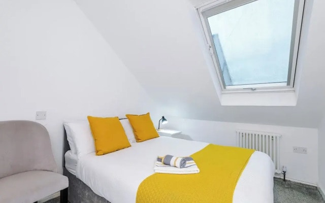 Large Modern 5-Bed House