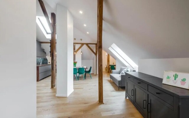 Big Design Apt - Sleeps 12 - Best Location