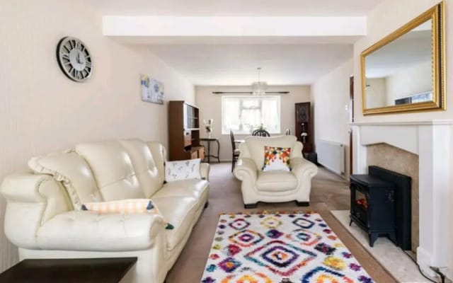 3BR House/garden/patio/7 Guests/fireplace/parking