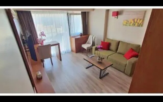 MB Deluxe Suite Hotel