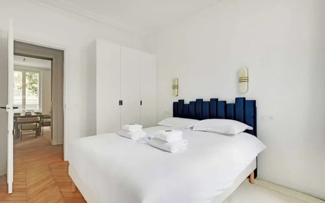 Elegant in Neuilly-sur-seine: A Charming Retreat