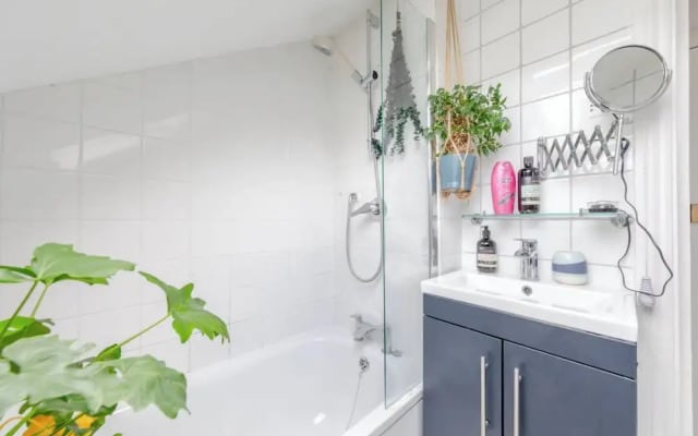 Top Floor 1BD Flat With Balcony - Ladbroke Grove