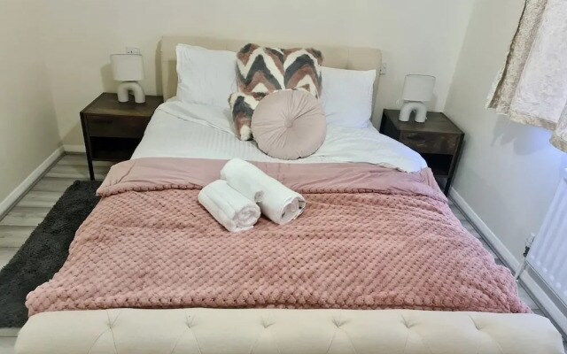 London - Sleeps 4 - Parking - Garden - Petfriendly