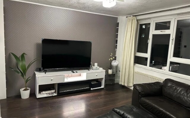 Stylish 1BR Apt w/ Fireplace & High-speed Wifi