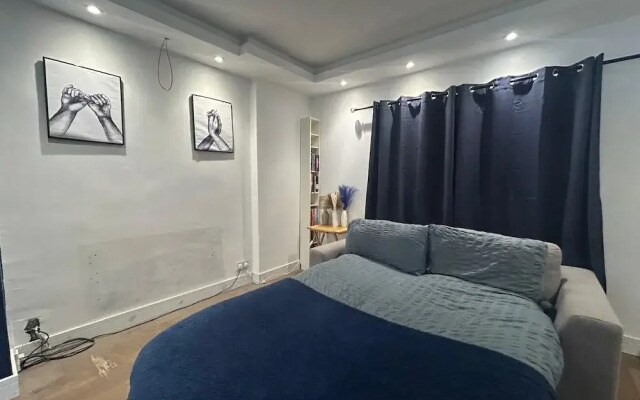 SUPERB SNUG studio sleeps 2 south london
