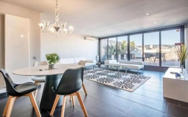 Amazing 3 bedroom penthouse in Plaza España
