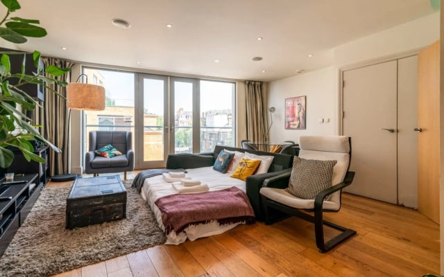 Bright & Spacious Battersea Flat