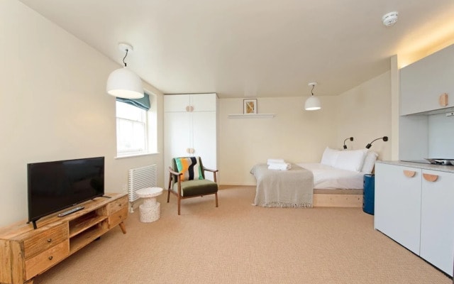 Large Studio Near Leafy Primrose Hill