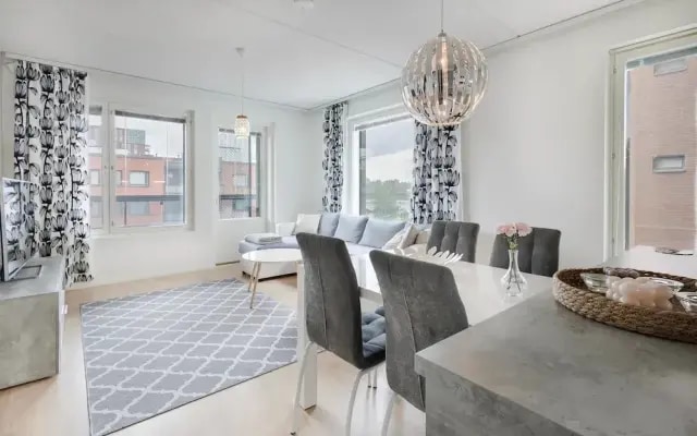 Spacious 2BR Apt - Lake View & Sauna