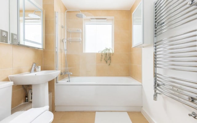 Luminous 2 Bed Balcony Flat in Islington