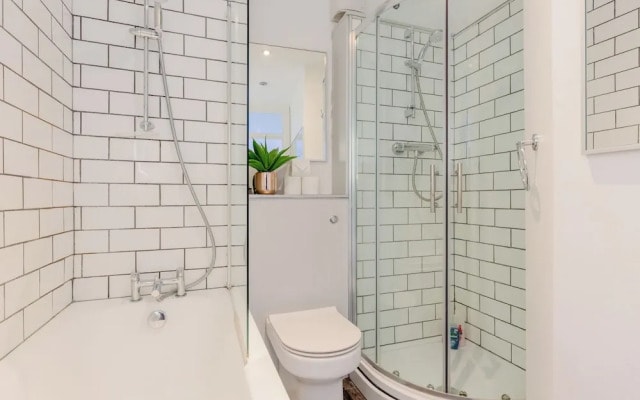 Bright 2 Bedroom Flat in Lambeth With Balcony