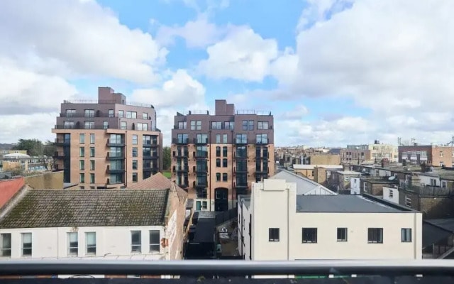 The Harlesden Classic - Lovely 2BDR Flat with Balcony