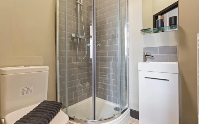 OnPoint Modern 1 BR Studio City Centre