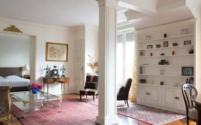 Avenue Foch - Arc de Triomphe Flat