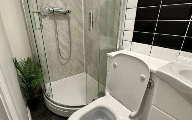 Studio Sleeps 1 Near Acton Park