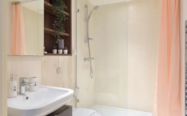 Sophisticated 2 Bed Flat with Balcony in Acton