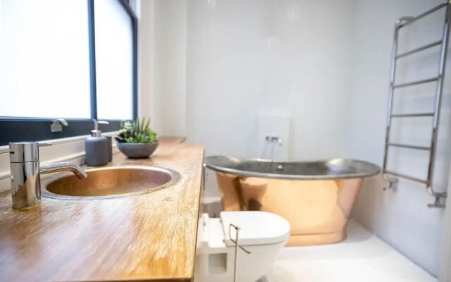 Huge 4BR Home near Liverpool St Station