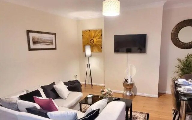 Warrington - House - Sleeps 6 - Parking - Garden
