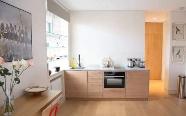 Light and Functional Flat in Chelsea/by Kings Road