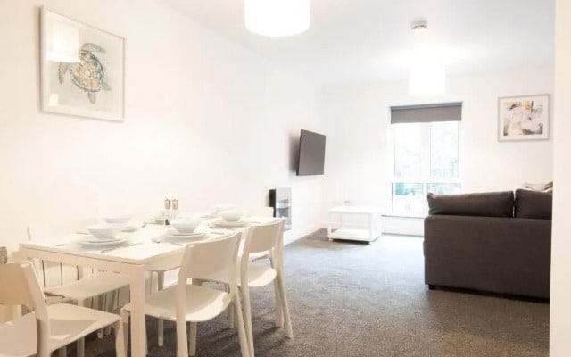 *NEW* Central Derby Apt, with Parking - Sleeps 6