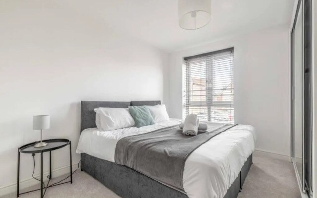 2 Bed & 2 Bath Cosy Apartment Slough- Free Parking