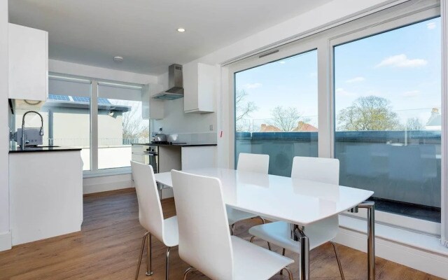 Modern Apartment in London With River Graveney Nearby