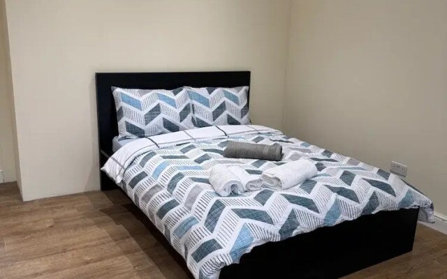Close Central London 2 bed Flat Sleeps 4