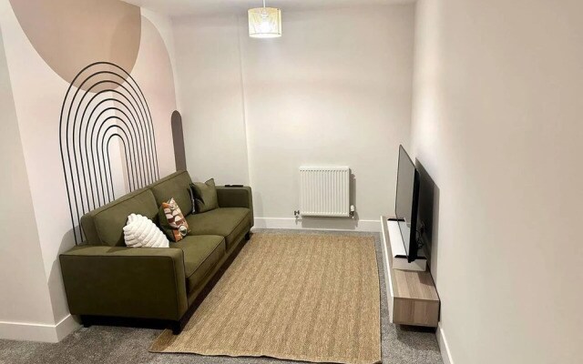 2 Bed Flat - Sleeps 4 - Balcony - Smoking