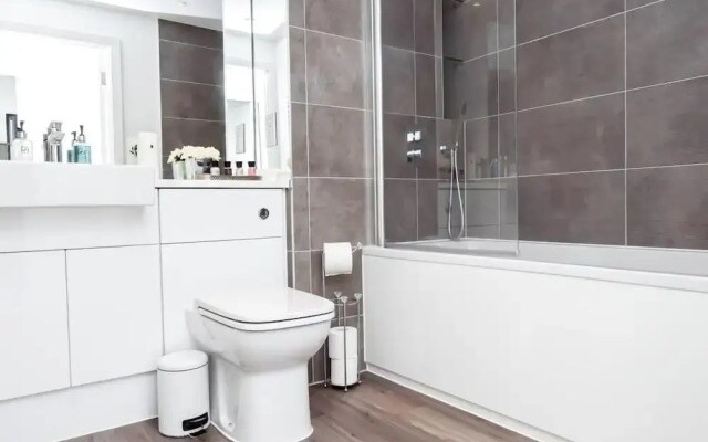1-bed Apartment in Staines, Parking and Balcony
