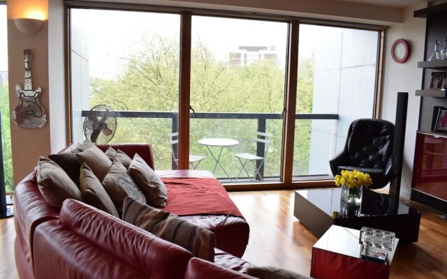 2 Bed Flat in Shoreditch With Balcony