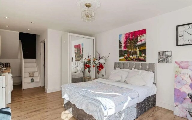 Beautiful Studio W/patio Near London Bridge